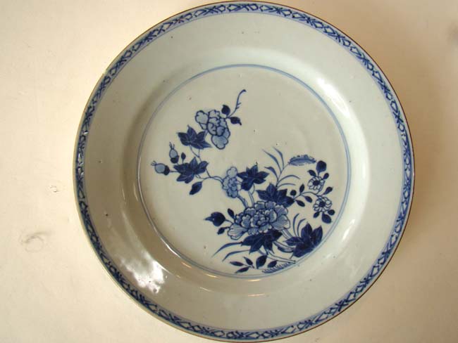 A lovely 18th century chinese Export porcelain dinner plate